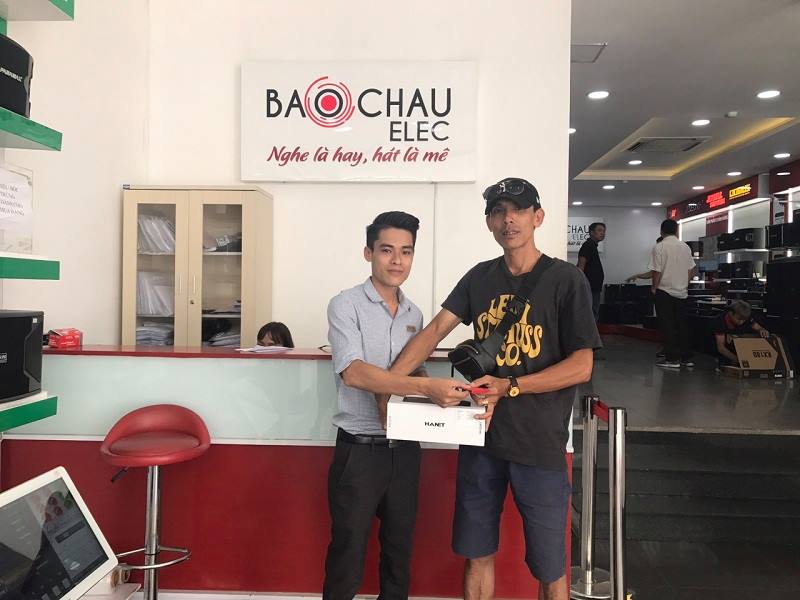 Khách hàng nhận lì xì đầu năm tại showroom 63 Phổ Quang - TP. HCM
