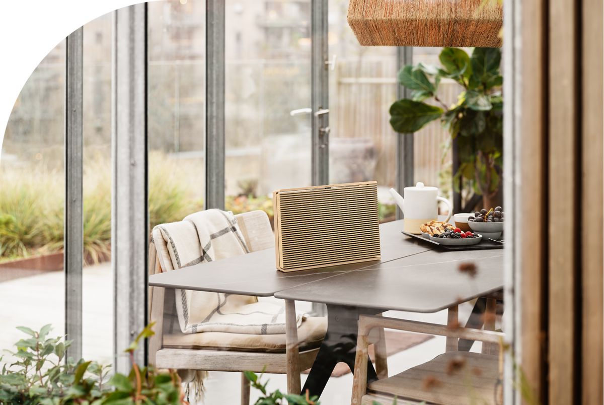 Loa Beosound Level Gold Tone