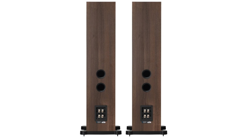 Loa Tannoy Mercury 7.4 hệ thống cổng kết nối được bố trí ở mặt sau thiết bị