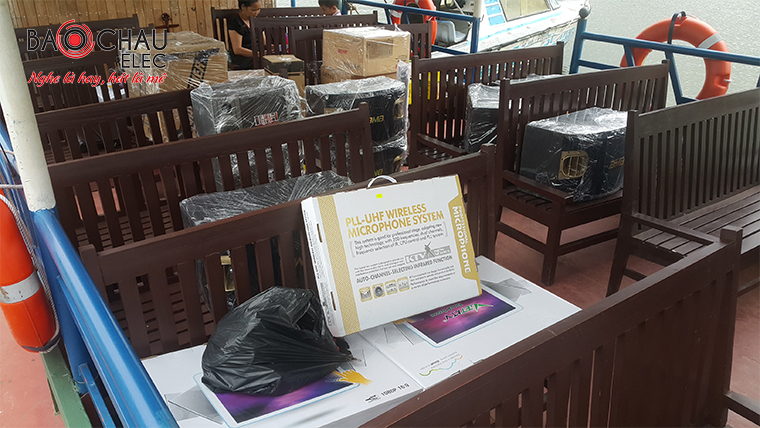 Vận chuyển thiết bị ra đảo ngọc bằng thuyền cao tốc