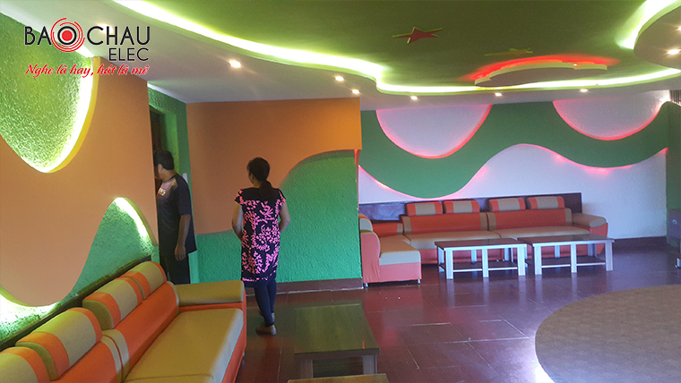 Khong gian phong hat