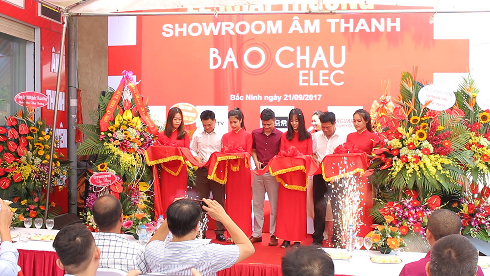 Cắt băng khai trương showroom Bắc Ninh 2