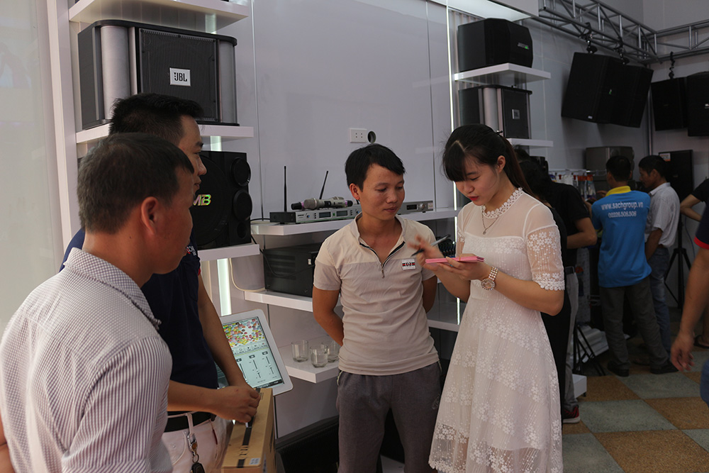 Ghi phiếu nhận thưởng tham quan mừng khai trương showroom Bắc Ninh