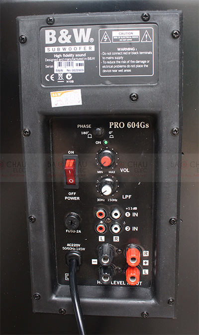 Mặt sau loa sub 604Gs với đầy đủ cổng kết nối Mặt sau loa sub 604Gs với đầy đủ cổng kết nối