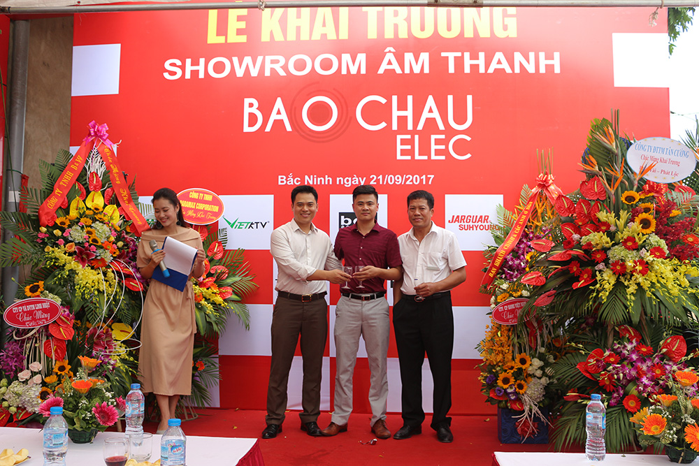 i tác chụp hình lưu niệm cùng Bảo Châu Audio tại Showroom Bắc Ninh - 01