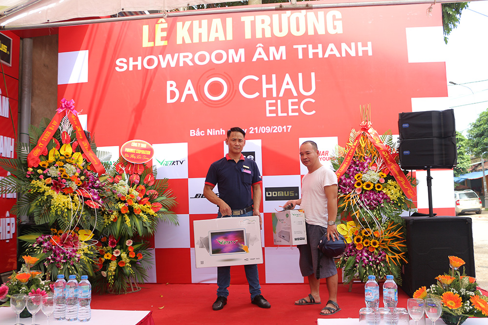 Khách mua hàng ngày khai trương showroom Bắc Ninh 2