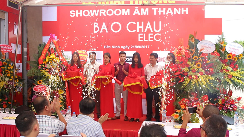 Cắt băng khai trương showroom Bắc Ninh