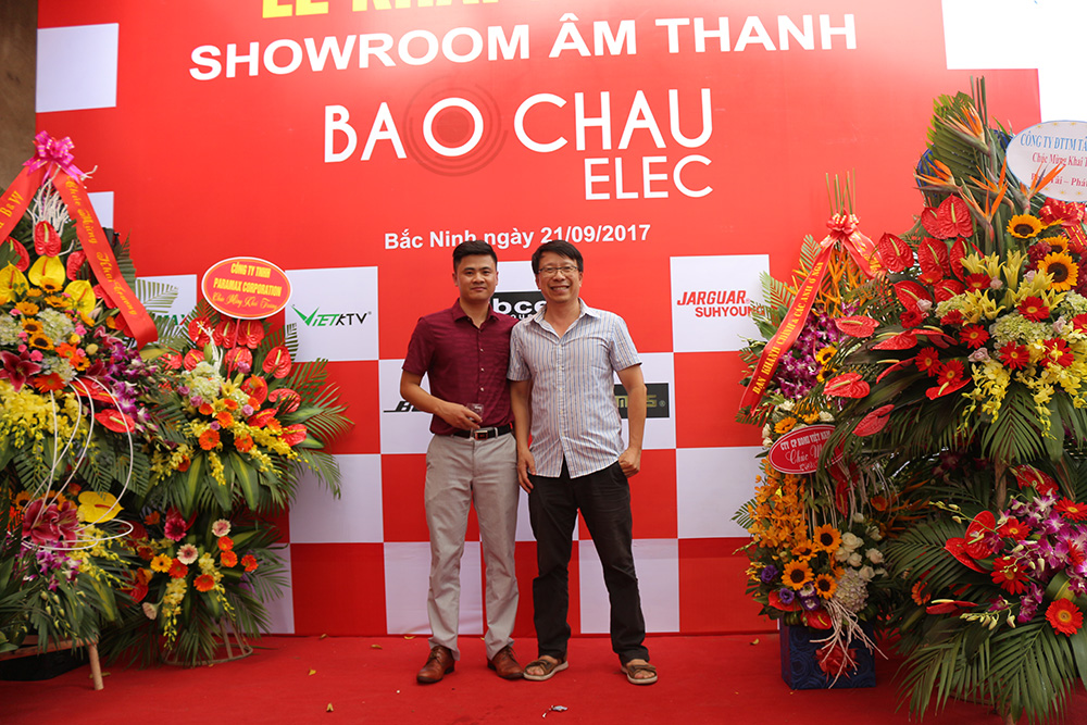 i tác chụp hình lưu niệm cùng Bảo Châu Audio tại Showroom Bắc Ninh - 02