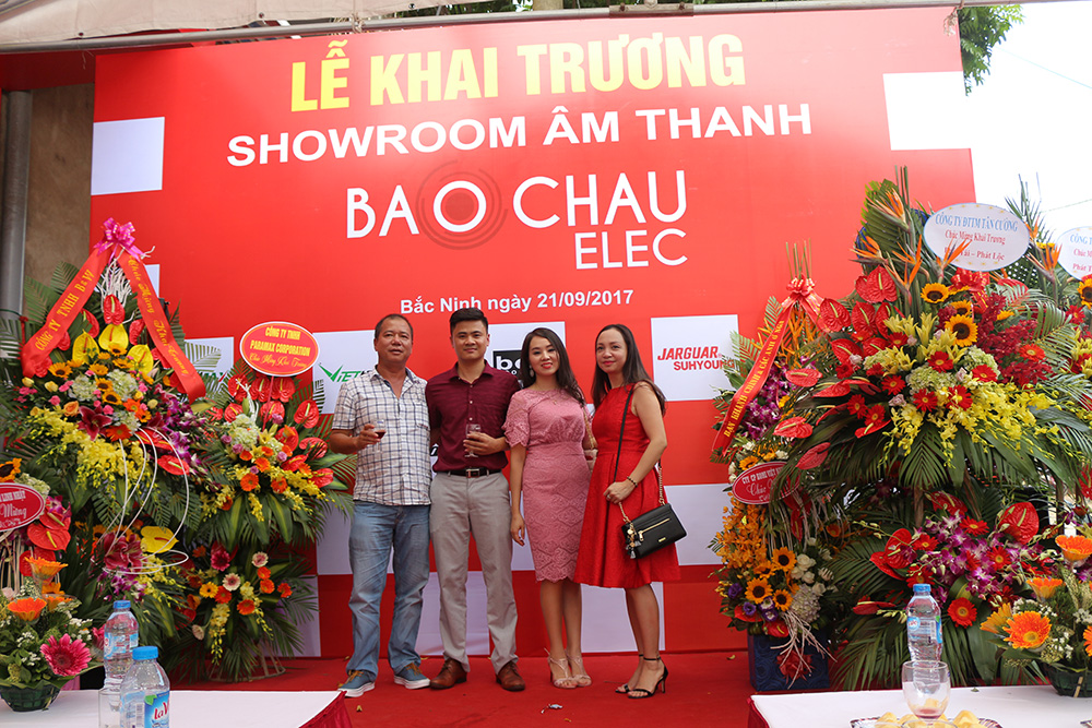 i tác chụp hình lưu niệm cùng Bảo Châu Audio tại Showroom Bắc Ninh - 03