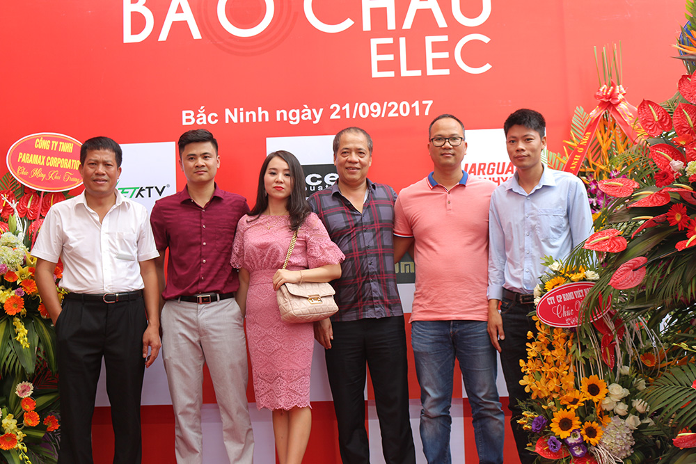 i tác chụp hình lưu niệm cùng Bảo Châu Audio tại Showroom Bắc Ninh - 05