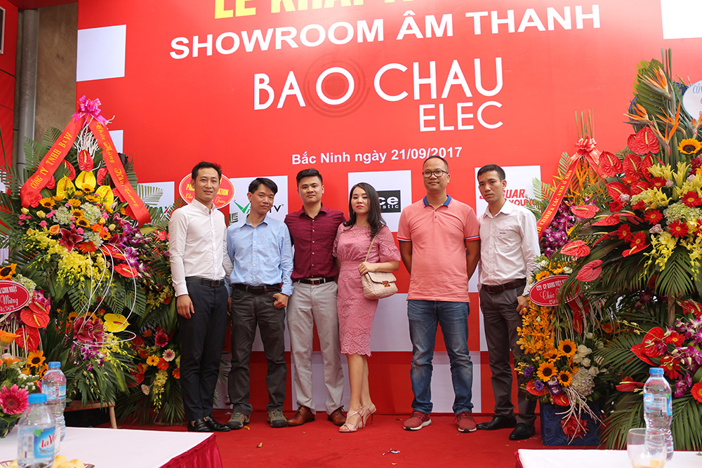 i tác chụp hình lưu niệm cùng Bảo Châu Audio tại Showroom Bắc Ninh - 06