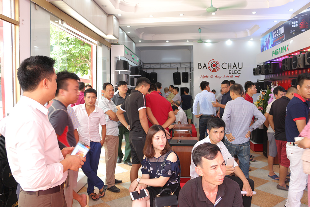 Khách hàng tham quan showroom Bảo Châu Audio Bắc Ninh