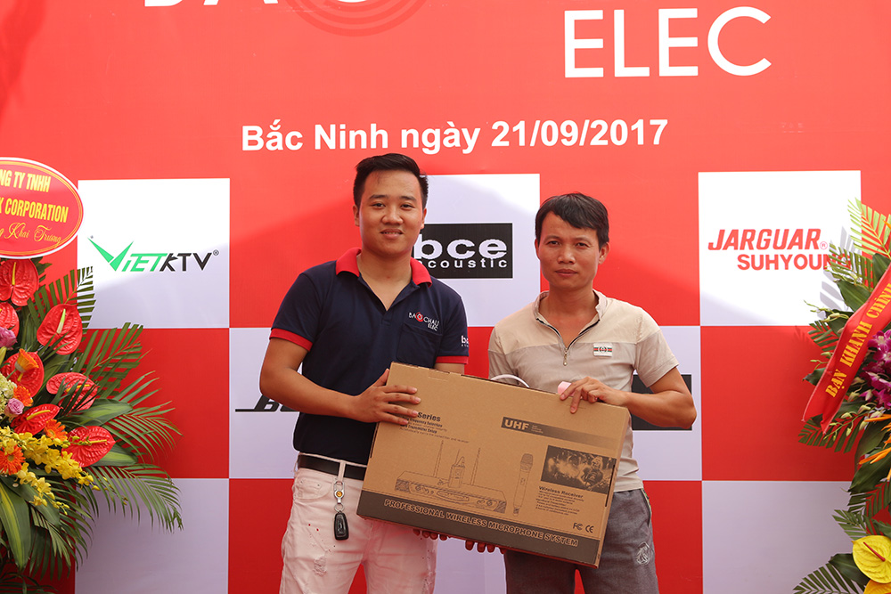 Khách mua hàng ngày khai trương showroom Bắc Ninh