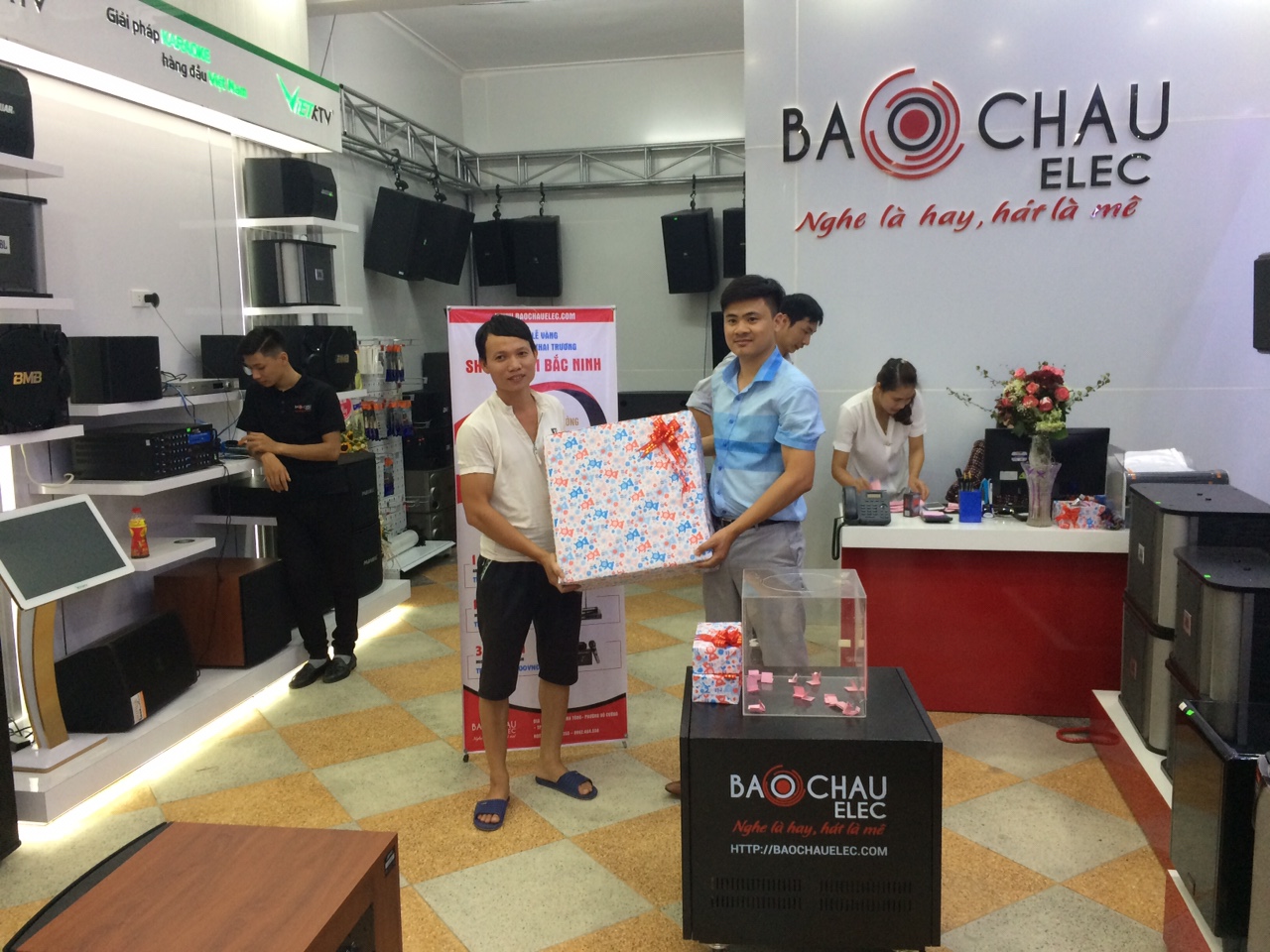 Trao giải nhất cho khách hàng may mắn ở lần bốc thăm thứ 2